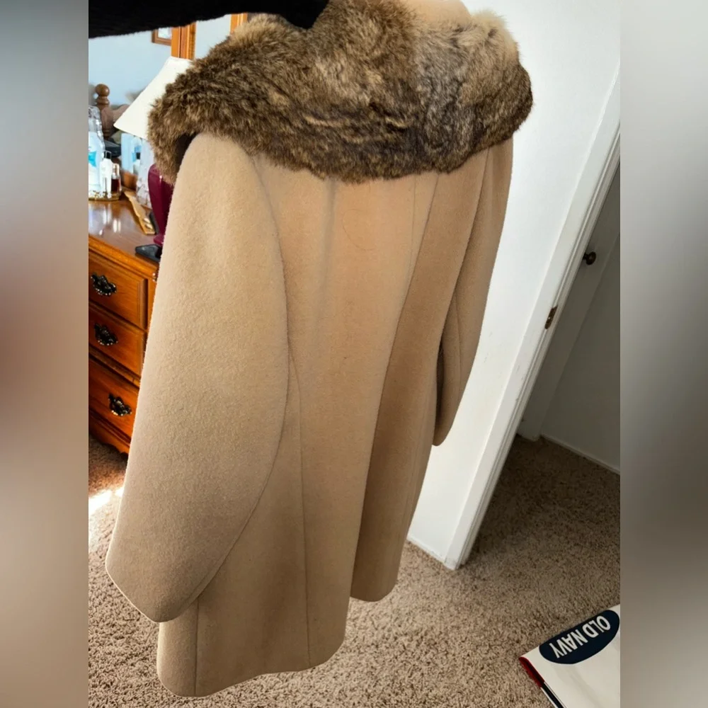 Gently used like new woman’s coat - Picture 5 of 6